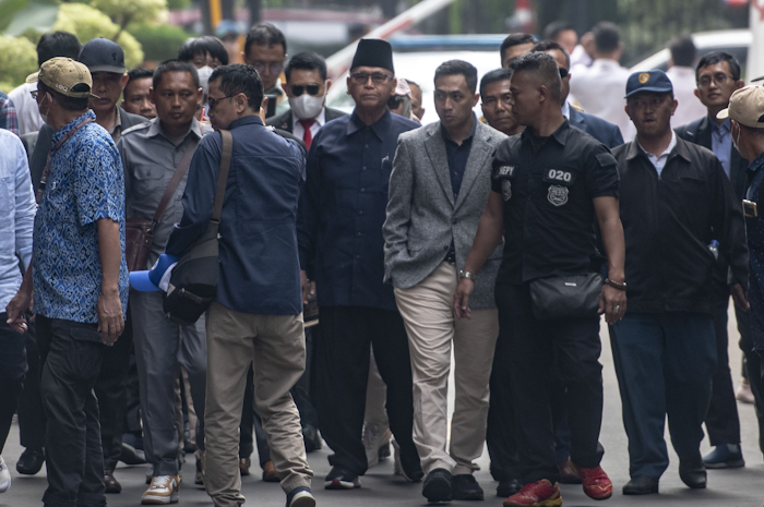 Pimpinan Pondok Pesantren Al Zaytun Panji Gumilang (tengah) berjalan saat akan menjalani pemeriksaan kasus dugaan penistaan agama di Bareskrim Mabes Polri, Jakarta, Senin (3/7/2023).