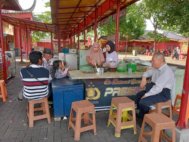 Pengelola Klenteng Sam Poo Kong Gedung Batu Semarang memperbolehkan masyarakat di sekitar kelenteng untuk menggelar beragam makanan dan minuman