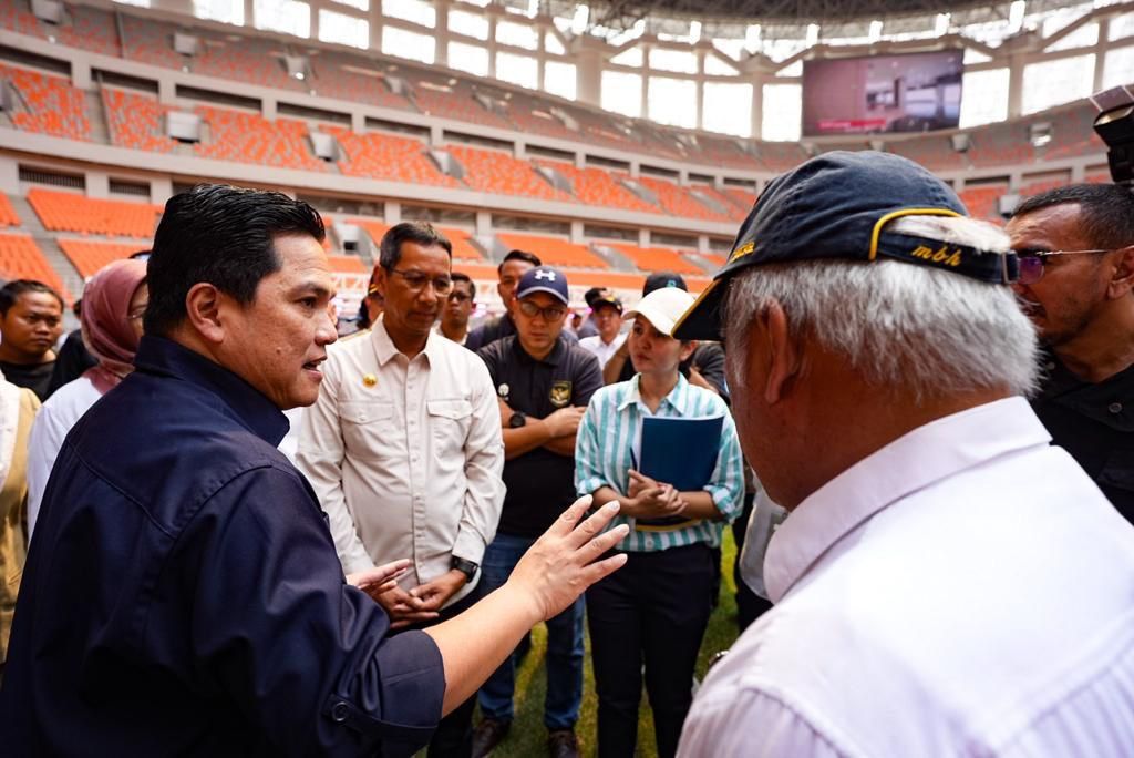 Ketua Umum PSSI Erick Thohir meninjau Jakarta International Stadium (JIS), Selasa 4 Juli 2023.