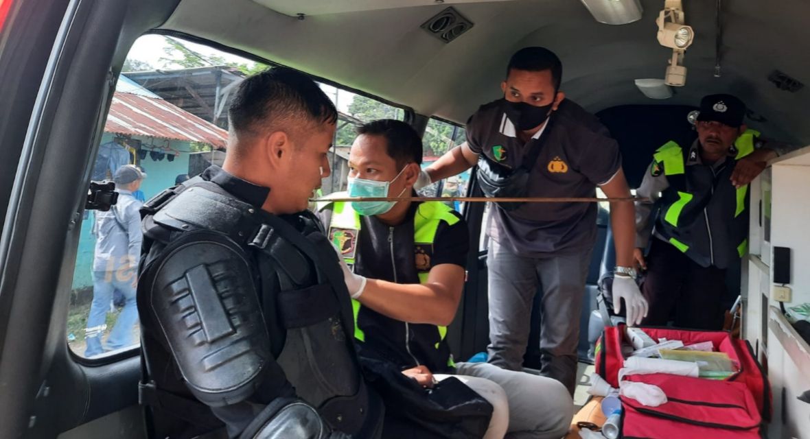 Penggusuran ruli Tangki Seribu Batam rusuh, seorang anggota Polisi Polda Kepri terkena anak panah.