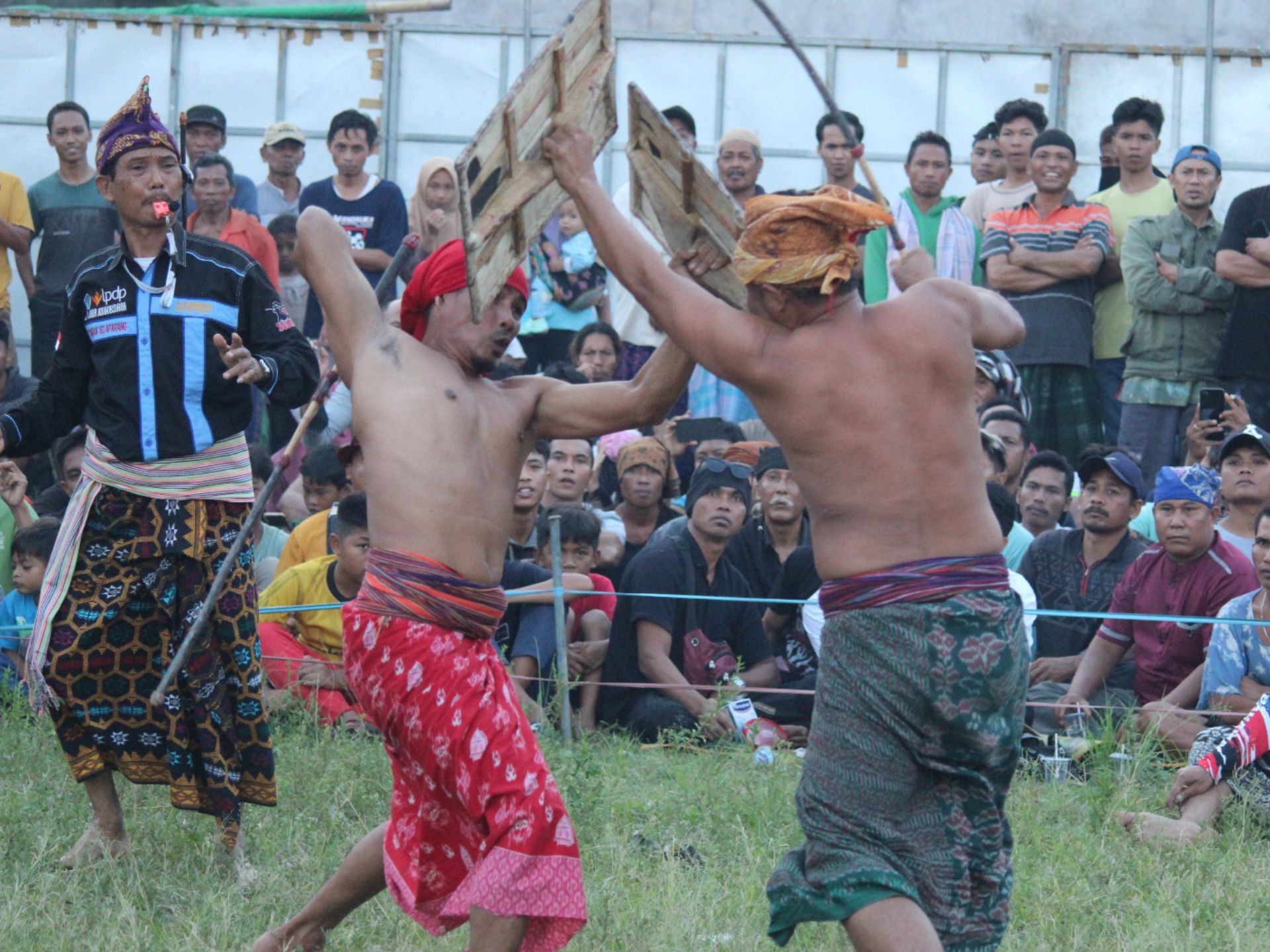 Saksikan! Pertarungan Bertaburan Penuh Bintang: Festival Seni Pertunjukan Budaya Olahraga Tradisional Peresean (Redaksi Warta Lombok)