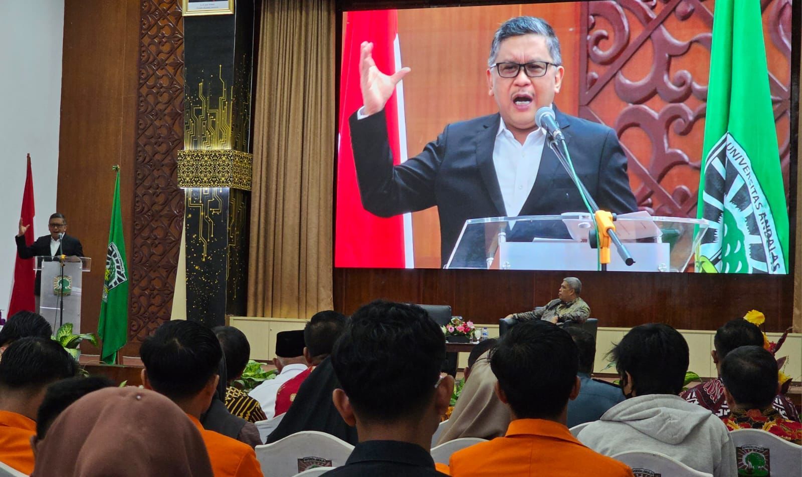 Sekjend DPP PDIP Hasto Kristiyanto mengisi kuliah umum di Universitas Andalas (Unand) Sumatera Barat, di Kota Padang, Rabu (5/7/2023). Foto: DPP PDIP