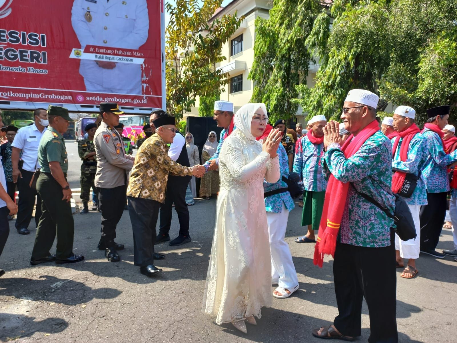 Bupati Grobogan Sri Sumarni dan Wakil Ketua DPRD Grobogan Sugeng menyambut kedatangan jamaah haji yang baru datang, Rabu 5 Juli 2023.