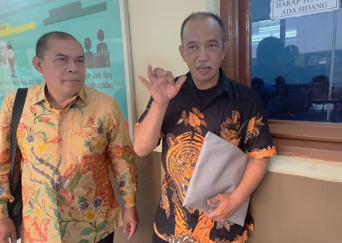 Kuasa hukum Yayasan Margasatwa Tamansari Bandung, Edi Permadi (kanan) usai persidangan di PN Bandung, Kamis, 6 Juli 2023./Lucky M Lukman/Galamedianews