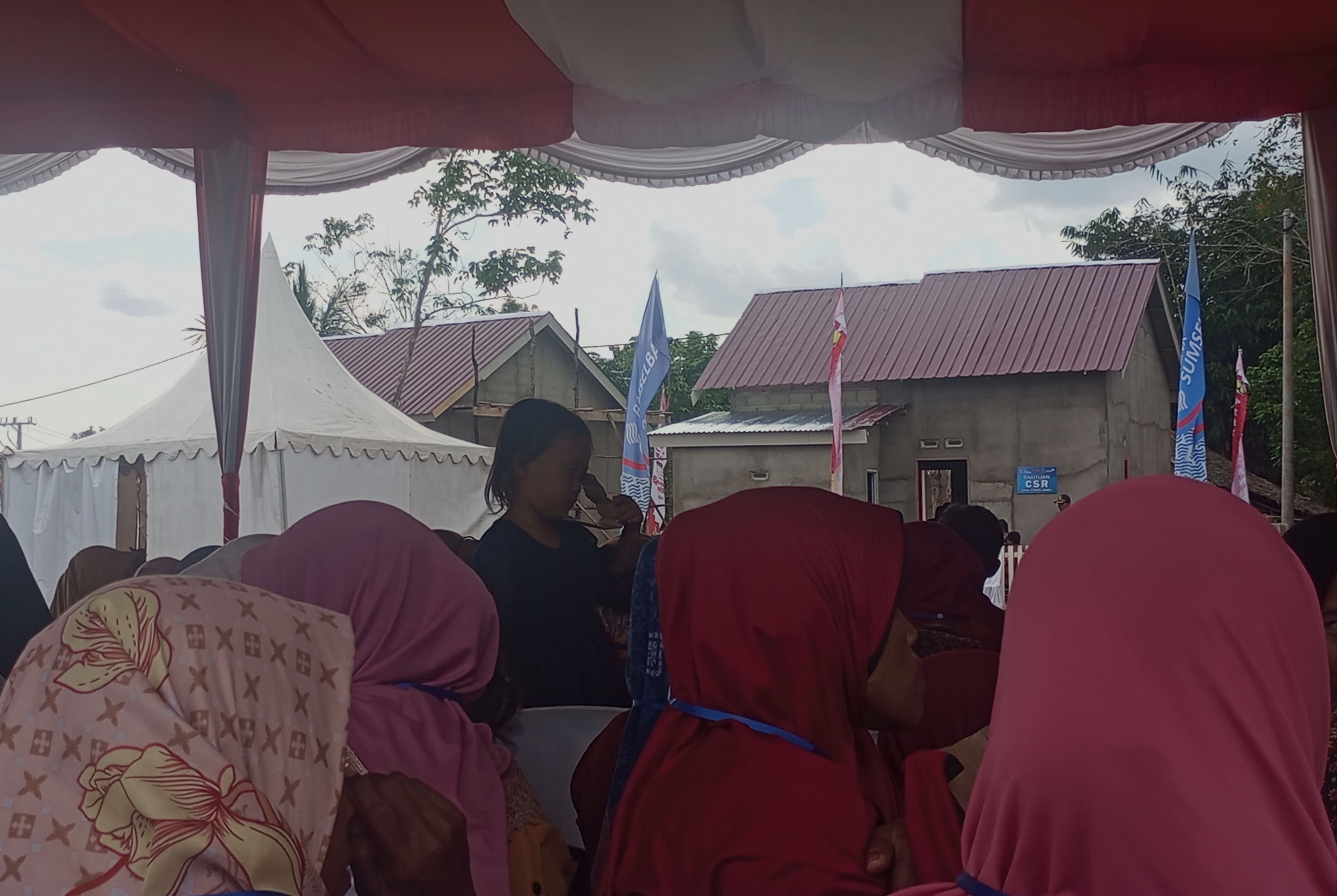 Puluhan warga dengan setia menunggu kedatangan Wakil Presiden Ma'ruf Amin di permukiman rumah layak huni bagi keluarga berisiko stunting di Desa Rimba Balai, Kecamatan Banyuasin III, Sumatra Selatan, pada Kamis 6 Juni 2023.