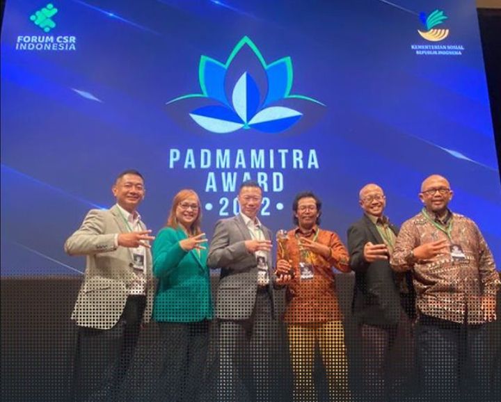 Perwakilan Basecamp Gunung Kembang via Blembem saat menerima penghargaan Padmamitra Award 2023
