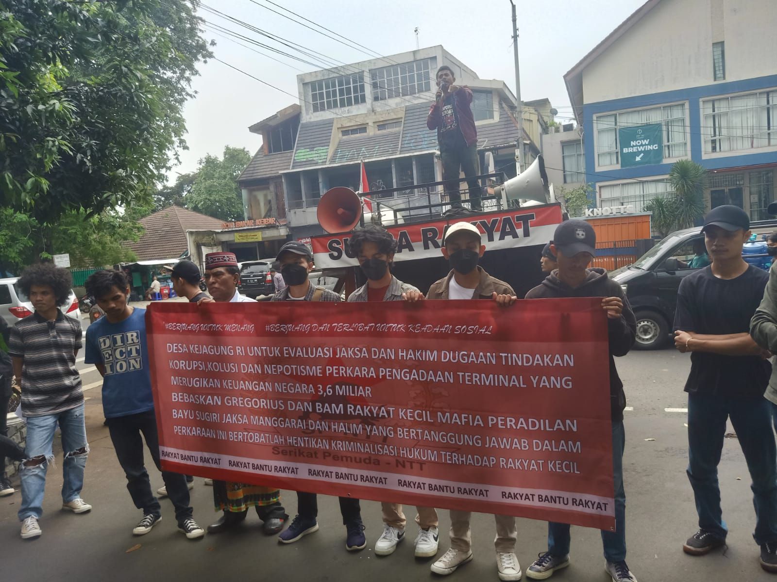 Foto: Serikat Pemuda Nusa Tenggara Timur (SP-NTT) Jakarta saat gelar demo depan kantor Kejagung