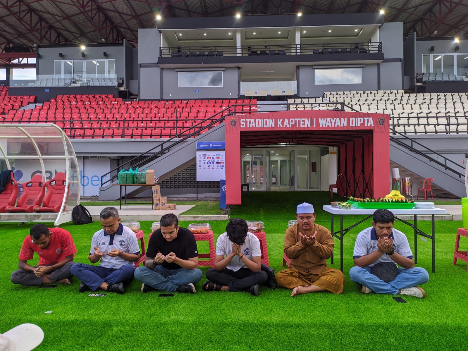 Manajemen Arema FC syukuran dan potong tumpeng di Stadion Kapten I Wayan Dipta, Giayar, Bali markas Arema FC saat ini.