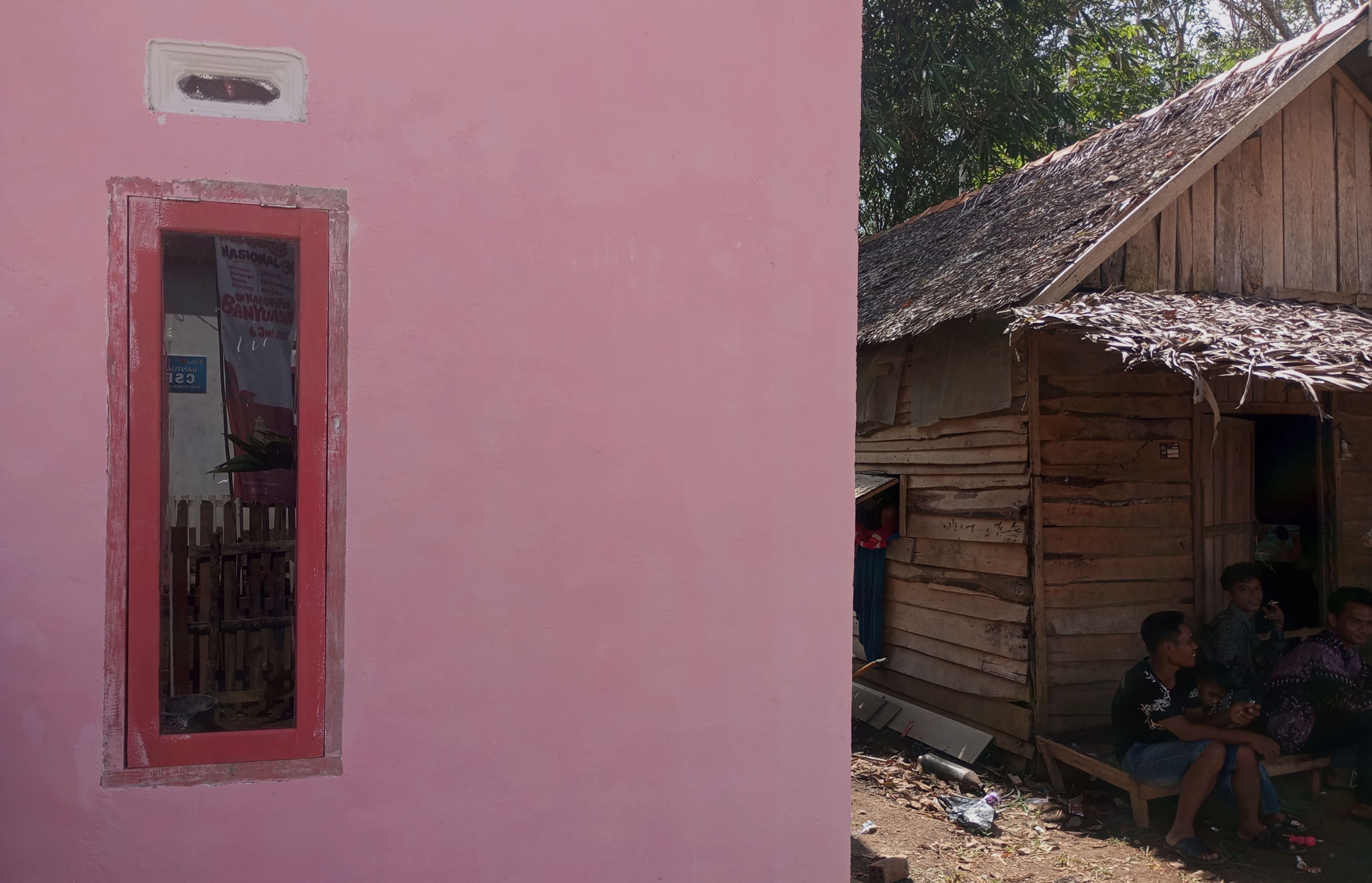 Rumah warga penerima bantuan permukiman rumah layak huni bagi keluarga berisiko stunting di Desa Rimba Balai, Kecamatan Banyuasin III, Sumatra Selatan, pada Kamis 6 Juni 2023.