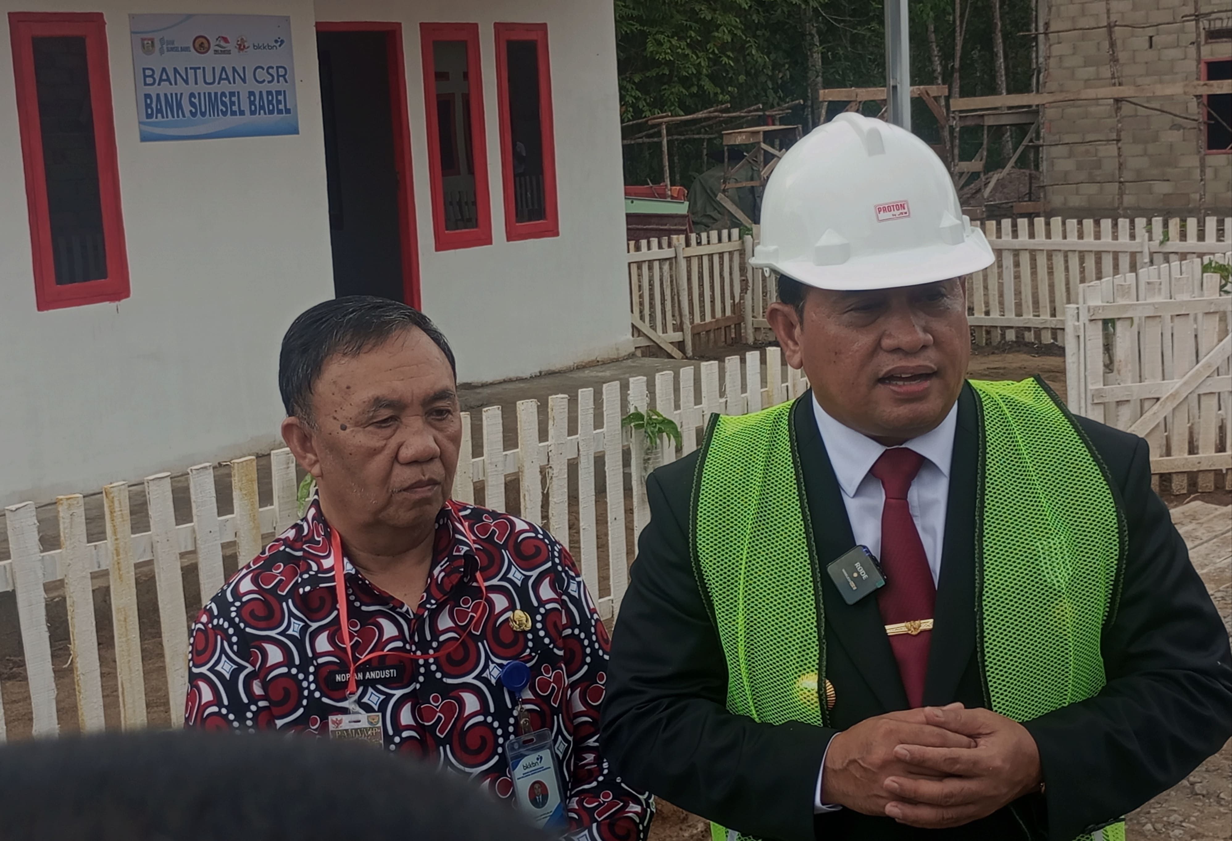 Bupati Banyuasin Askolan (kanan) saat meninjau permukiman rumah layak huni bagi keluarga berisiko stunting di Desa Rimba Balai, Kecamatan Banyuasin III, Sumatra Selatan, pada Kamis 6 Juni 2023.