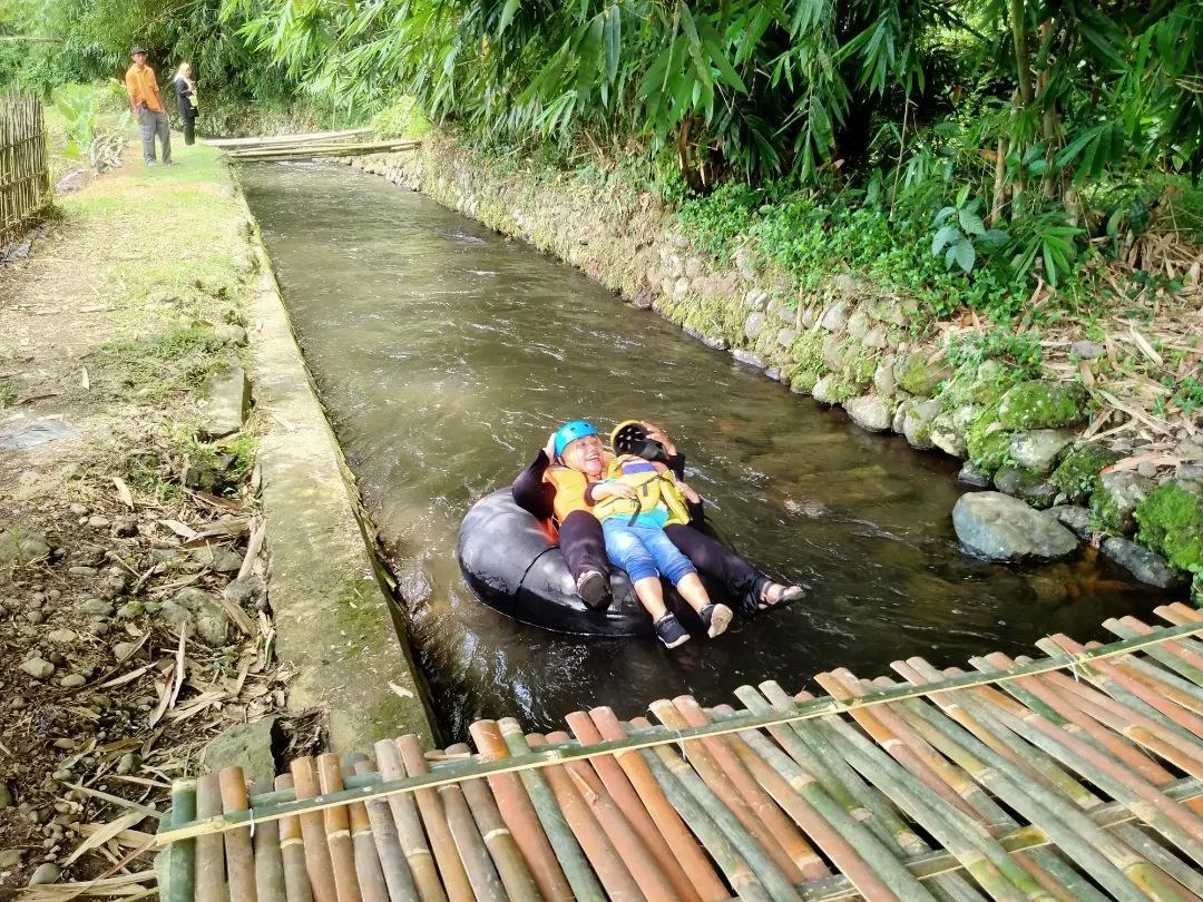 Anak-anak bermain river tubing di Kidung Kampoengku