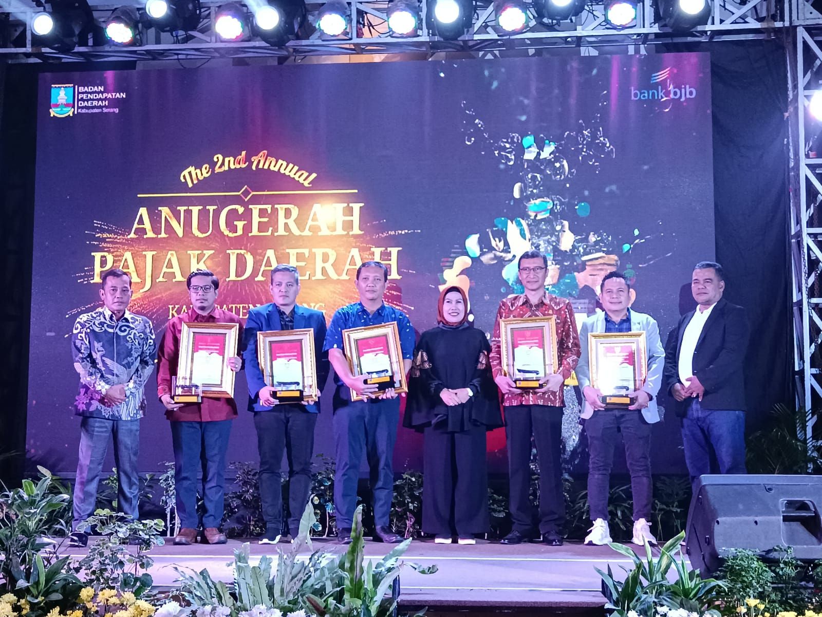 Penerima penghargaan dalam acara Anugerah Pajak Daerah 2023 Kabupaten Serang foto bersama Bupati Serang Ratu Tatu Chasanah.