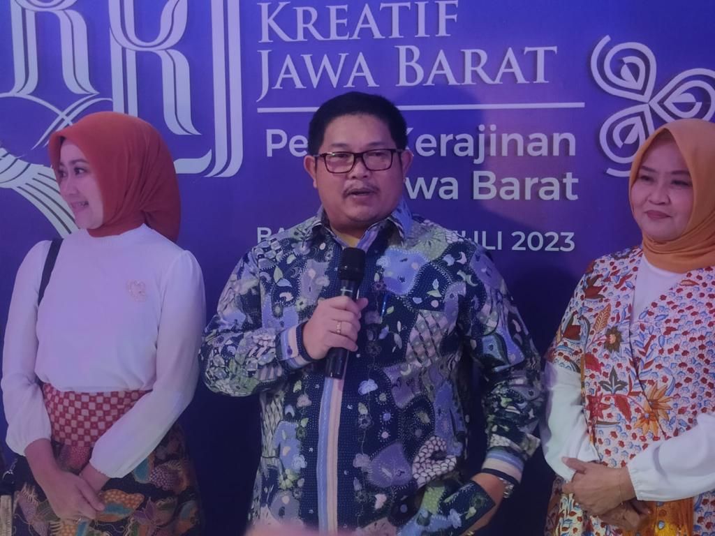 Kepala Bank Indonesia Jawa Barat Erwin Gunawan Hutapea (tengah)