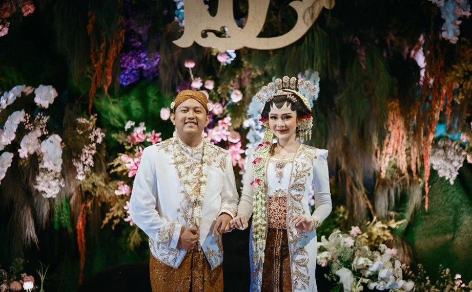 Pose pernikahan Denny Caknan dan Bella Bonita pada Jumat, 7 Juli 2023.