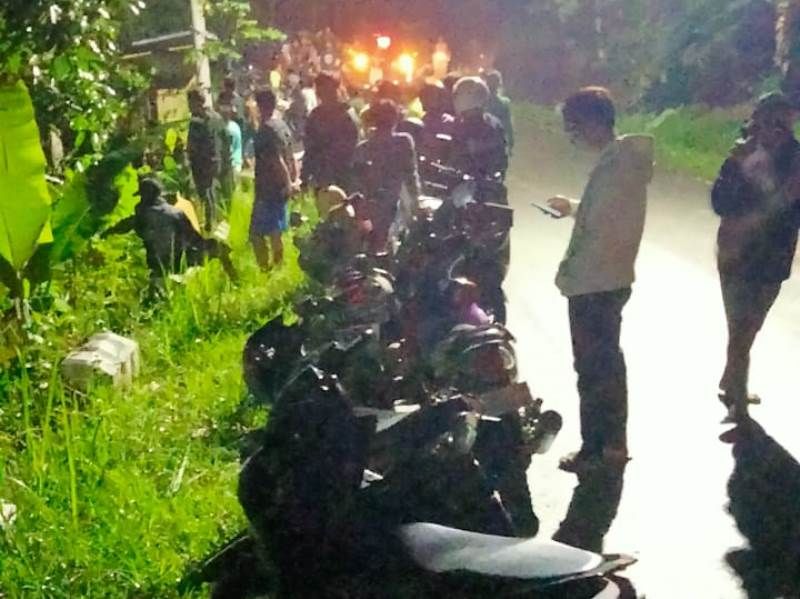 Masyarakat berdatang ke tebing jurang di mana truk terjun ke dalam jurang di Ketileng jalur Banjarnegara - Kebumen via Gombong