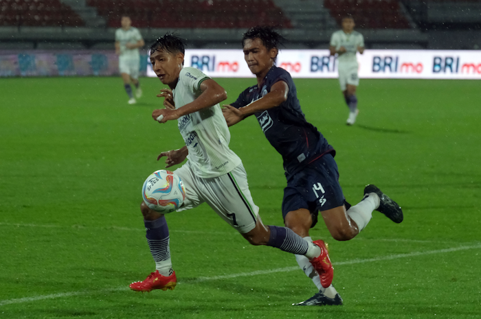 Beckham Putra (kiri) berebut bola dengan Jayus Hariono (kanan) dalam laga BRI Liga 1 antara Arema vs Persib Bandung, skor akhir 3-3.