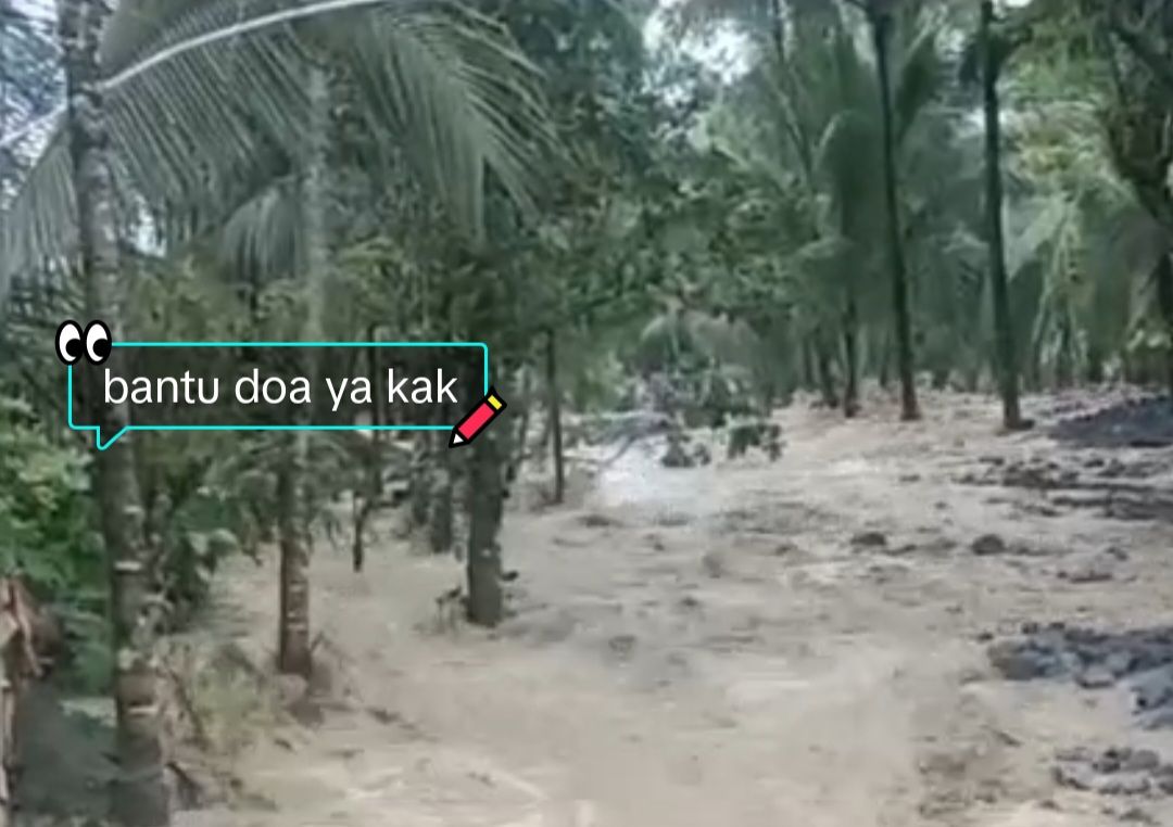 Banjir di desa Kebondeli Pasirian Lumajang hari ini, 8 Juli 2023.*