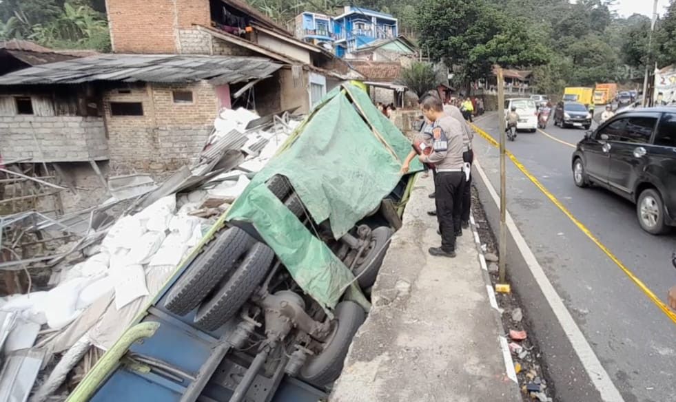 Truk jatuh ke jurang di Jalan Raya Gentong Kecamatan Kadipaten Kabupaten Tasikmalaya, Sabtu 8 Juli 2023.*/kabar-priangan.com/istimewa