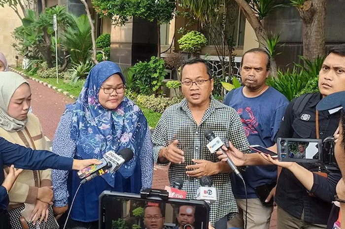 Kuasa hukum Odie Hudiyanto (kemeja kotak-kotak) bersama sejumlah korban saat mendatangi Gedung Direktorat Polda Metro Jaya, Jakarta, Selasa (4/7/2023).