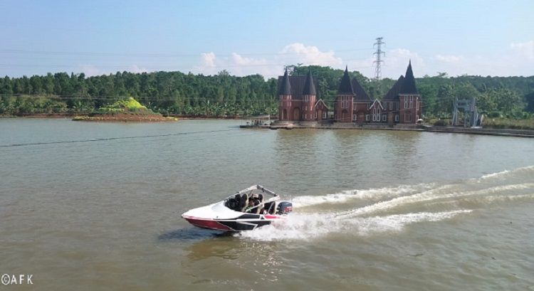 Danau buatan di depan Masjid As Shodiqin (Masjid Perahu), Kampung Purwasari, Desa Madura, Kecamatan Wanareja, Kabupaten Cilacap, Jawa Tengah. Di tengahnya terdapat sejumlah pulau kecil serta di seberang ada bangunan rumah bergaya Eropa berbentuk kastil.*/kabar-priangan.com/Arief Farihan Kamil