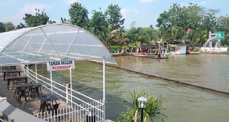 Konsumen Rumah Makan Talaga Sunda dapat menyantap makanan di Taman Anggur.*/kabar-priangan.com/Arief Farihan Kamil