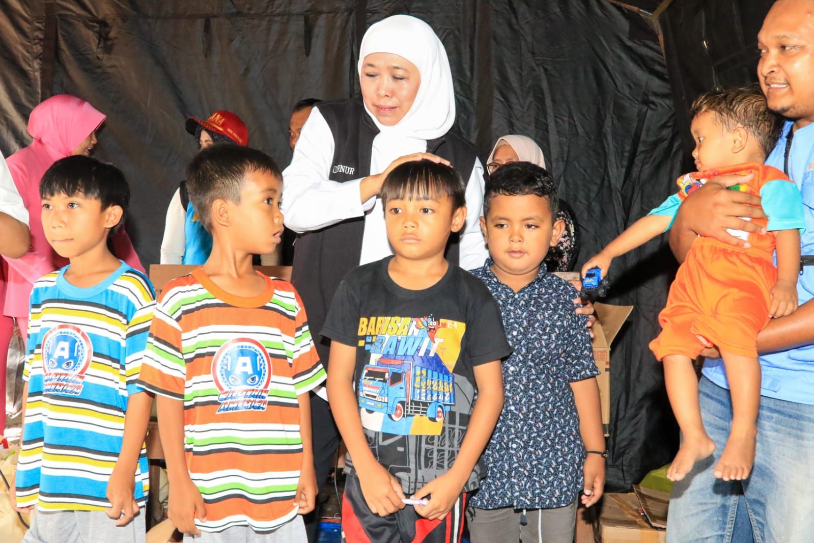 Gubernur Khofifah menghibur para anak di posko pengungsian