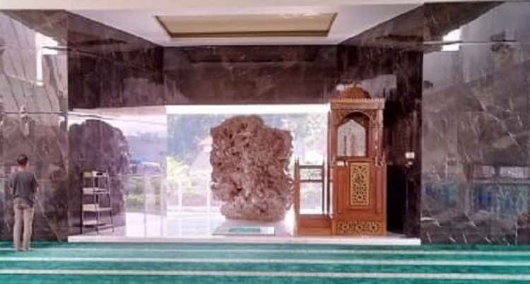 Suasana di dalam ruang utama Masjid As Shodiqin (Masjid Perahu). Terdapat batu besar di sebelah mimbar.*/kabar-priangan.com/Arief Farihan Kamil