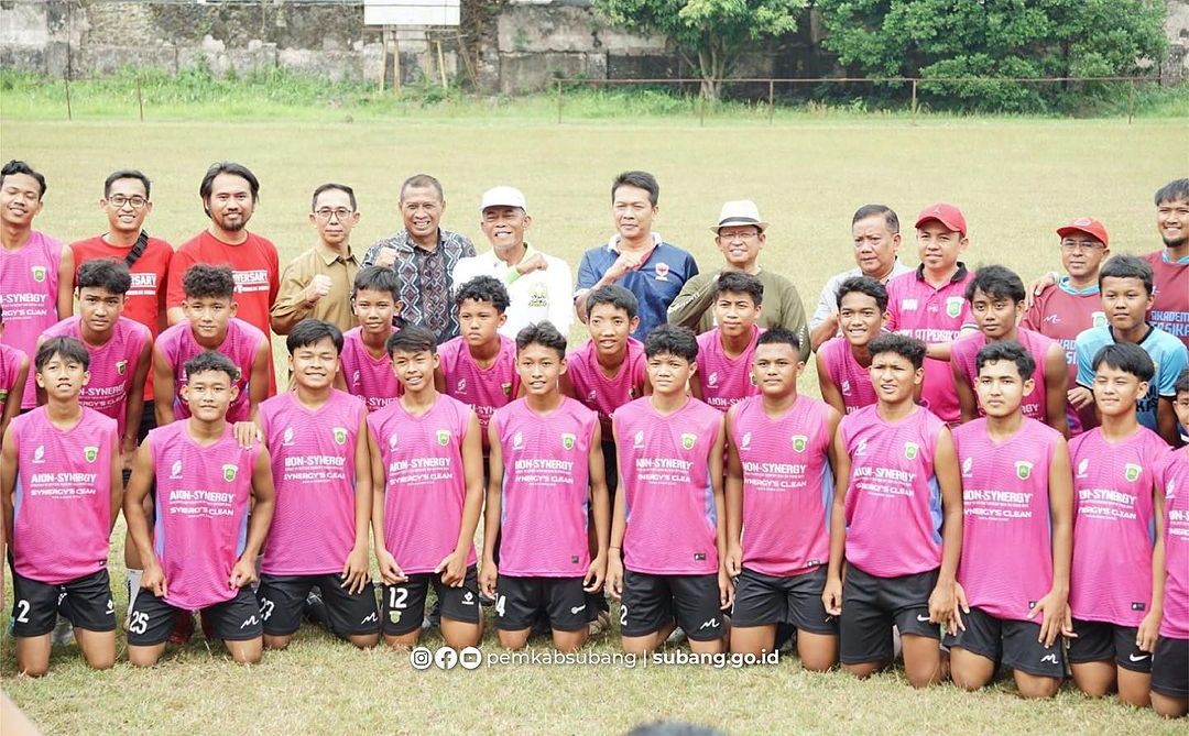 Bupati Subang bersama pemain Persikas U-16. / Pemkab Subang