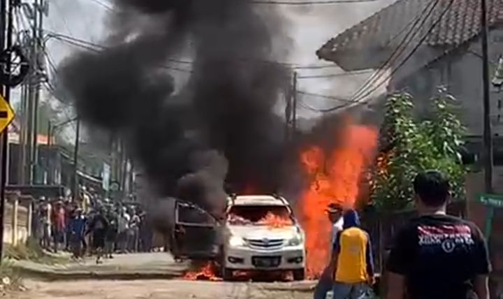 Kendaraan minibus terbakar di Jalan Panyingkiran Kecamatan Singaparna Kabupaten Tasikmalaya, Senin 10 Juli 2027 sekira pukul 10.30 WIB.*/Tangkapan layar medsos/Istimewa
