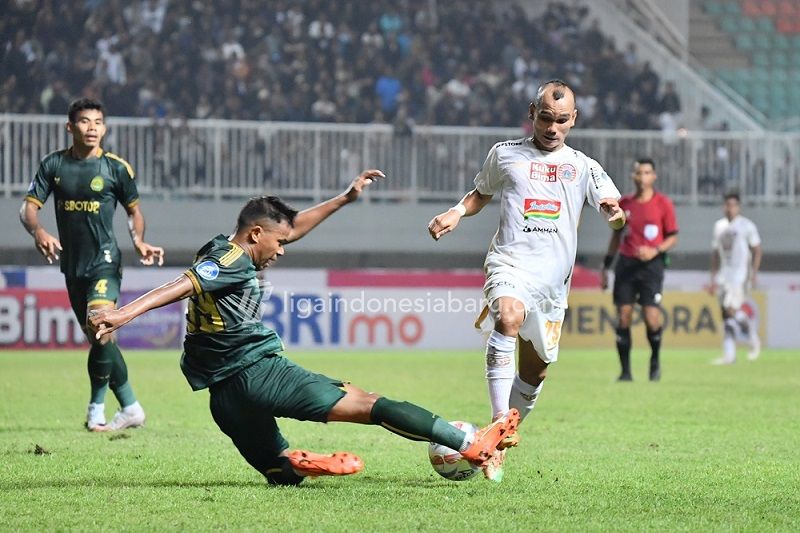 Pemain Persija Jakarta, Riko Simanjuntak saat melawan Persikabo.