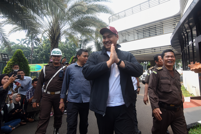 Menteri Pemuda dan Olahraga Dito Ariotedjo (tengah) tiba untuk menjalani pemeriksaan di Gedung Bundar Kejaksaan Agung, Jakarta, Senin (3/7/2023).
