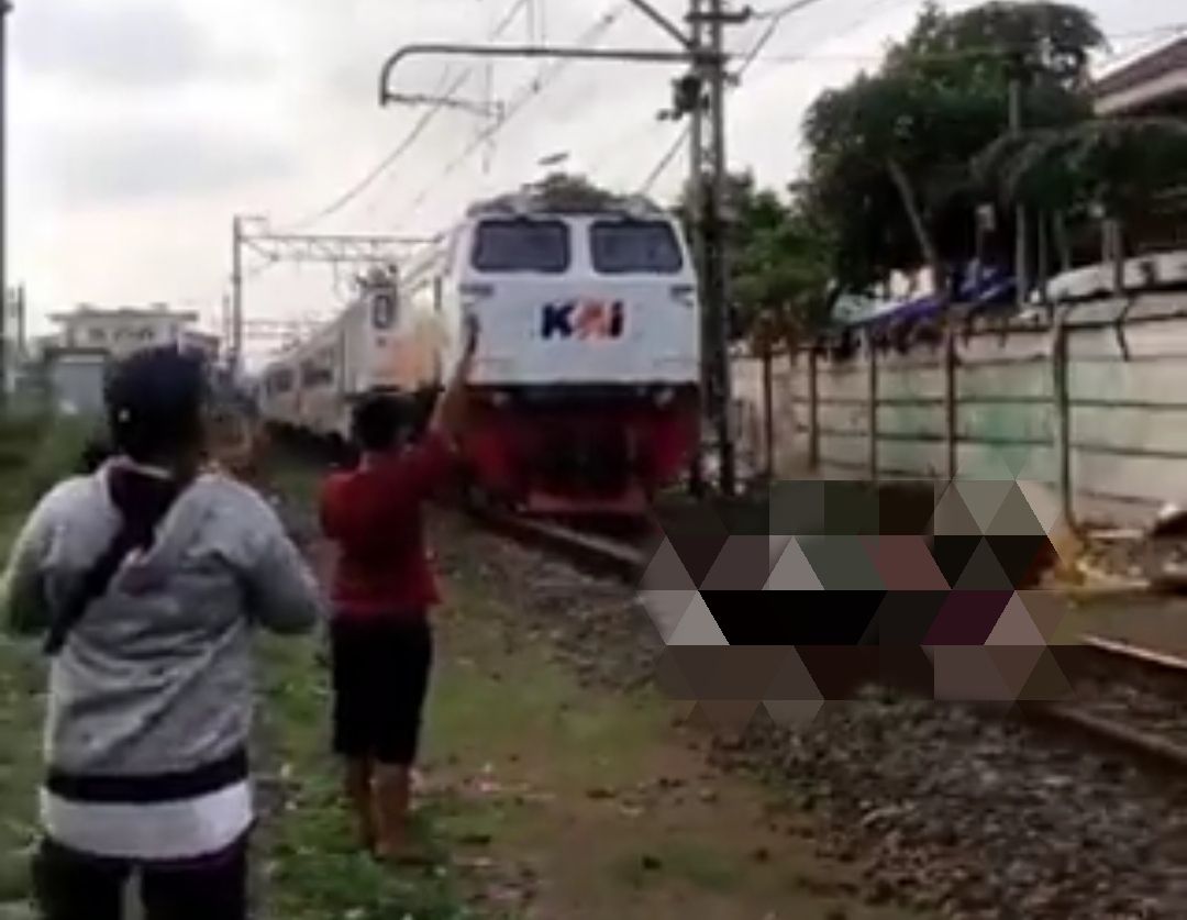 Tangkapan layar video viral, detik-detik seorang pria bunuh diri terlindas kereta api 