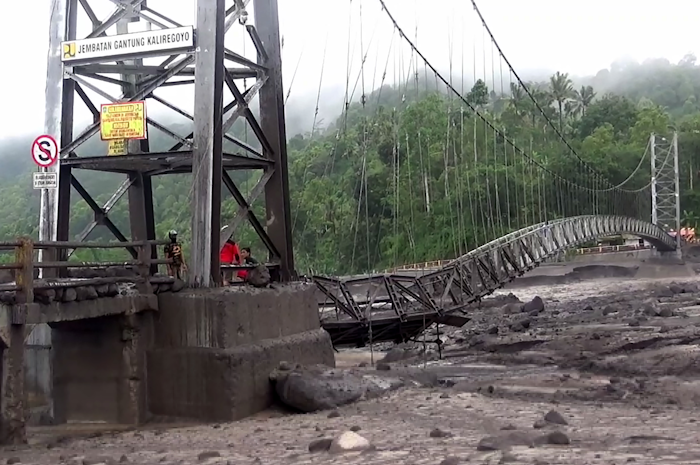 Kondisi Jembatan Gantung Kali Regoyo yang putus diterjang banjir lahar hujan di Sumber Wuluh, Lumajang, Jawa Timur, Jumat (7/7/2023).