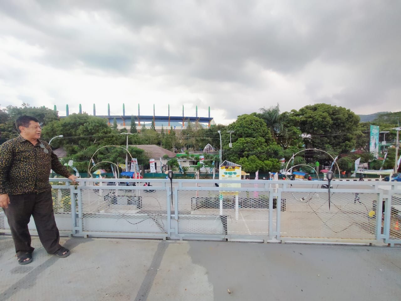 Sky deck di lantai 3 objek wisata kuliner Sop Bakso Haji Soni, spot foto instagramable dengan pemandangan langsung ke Stadion Si Jalak Harupat./ Feby Syarifah - GalamediaNews