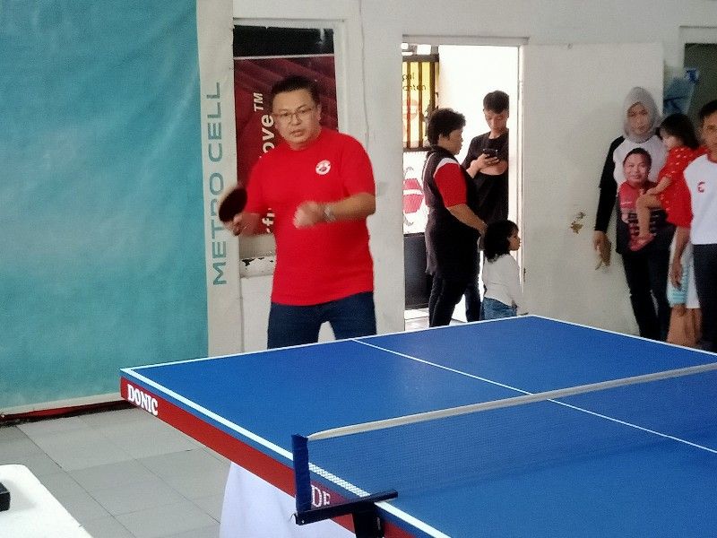 Bacaleg DPR RI dari PDI Perjuangan, Yudi Surjadi bermain tenis meja usai membuka turnamen tenis meja di Margaluyu, Kota Cimahi