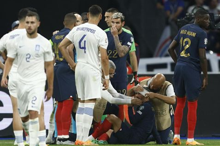 Kualifikasi Euro 2024: Griezmann mendapat perawatan usai kena tendangan kungfu Mavropanos.