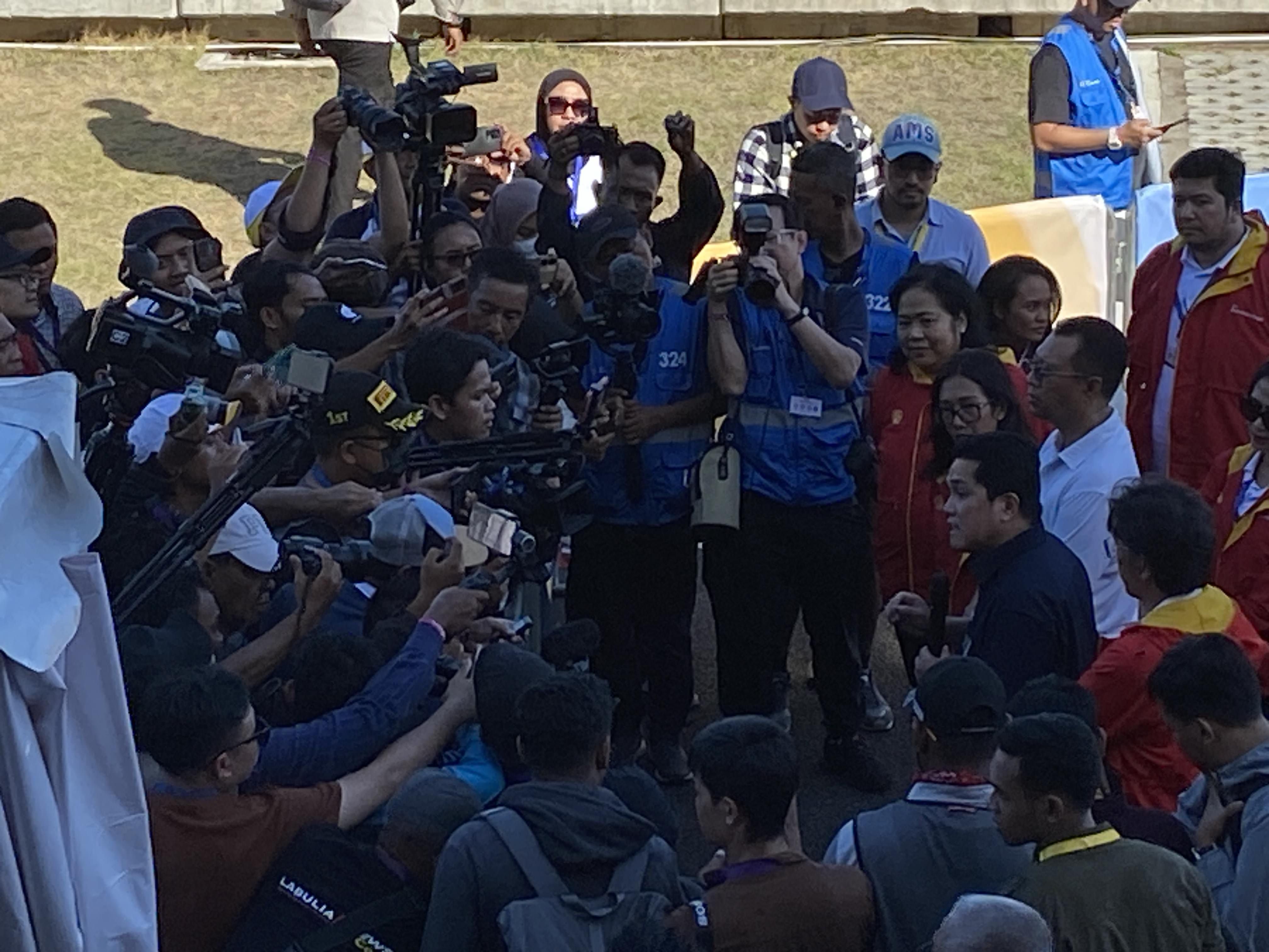 Menteri BUMN Erick Thohir menjawab pertanyaan para wartawan.