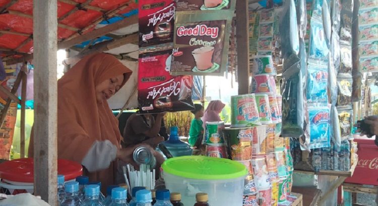 Salah seorang pedagang, Ny Iin Parlina (40), melayani pembeli di kios Nomor 6 Kawasan Rest Area Masjid Perahu.*/kabar-priangan.com/Arief Farihan Kamil