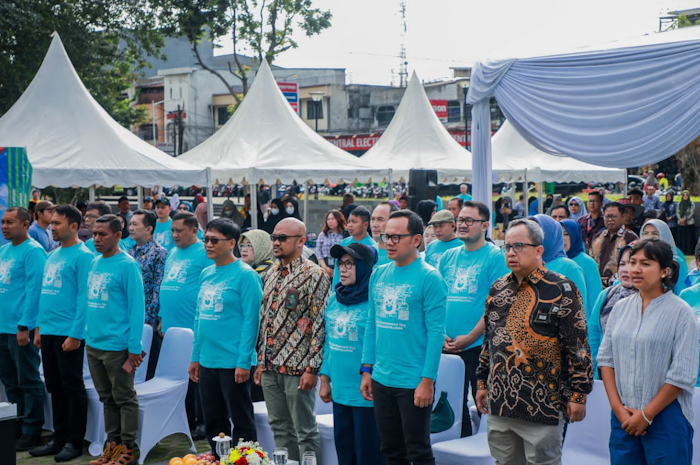 Walikota Bogor Bima Arya Sugiarto memperingati Hari Lingkungan Hidup Sedunia Tingkat di Alun-alun Kota Bogor, Jawa Barat, Jumat, 7 Juli 2023.