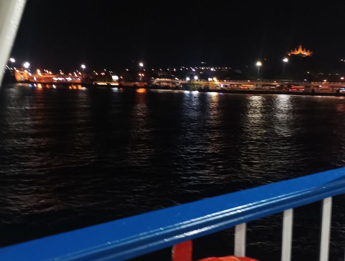 Suasana malam saat kapal hendak mendarat dari Pelabuhan Merak ke Pelabuhan Bakauheni Lampung