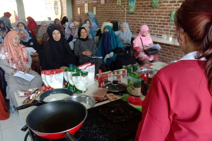 Peserta antusias mengikuti Cooking Demo Saldan dan Bola Deli, di Cafe Ayang Jalan Plamboyan Cipadung Kidul Panyileukan Kota Bandung.