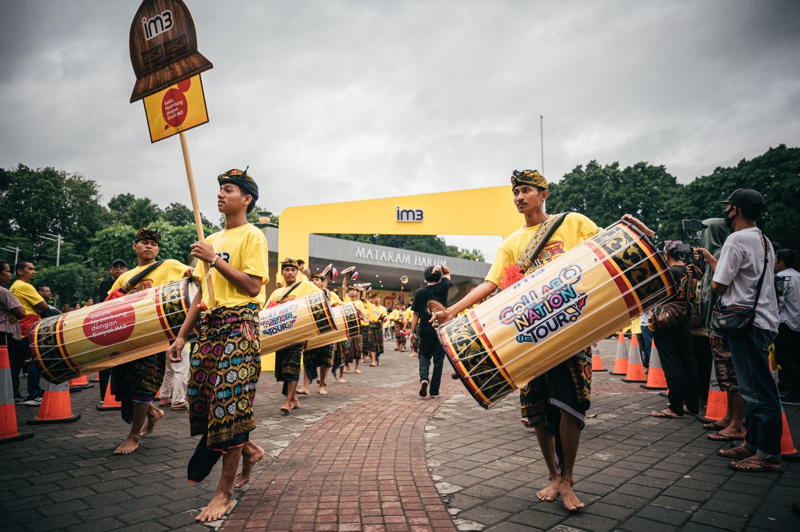 Parade Sinyal IM3 yang merepresentasikan keragaman budaya setempat, mulai dari komunitas hobi anak muda, pemain musik tradisional Gendang Beleq, hingga kelompok seni Kecimol