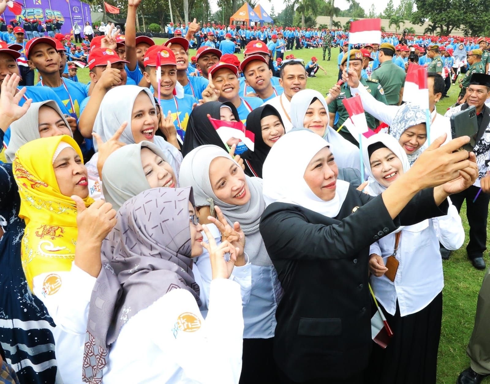 Gubernur Khofifah berfoto bersama para guru dan siswa SMK PGRI 3 Malang