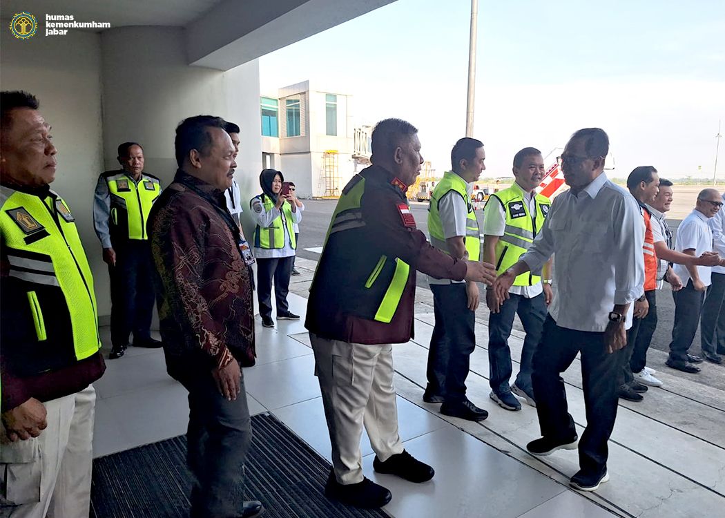 Kakanwil Kemenkumham Jabar saat menyambut Presiden Jokowi di Bandara internasional Kertajati. Kabupaten Majalengka / Foto : Humas Kemenkumham Jabar/