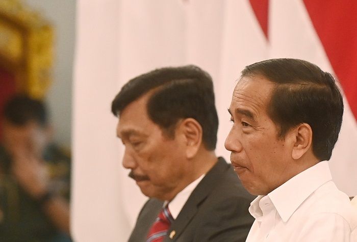 Presiden Joko Widodo (kanan) dan Menko Kemaritiman dan Investasi Luhut Pandjaitan (kiri).