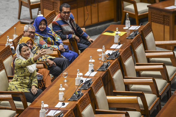 Anggota DPR melakukan swa foto disela skors Rapat Paripurna ke-29 Masa Persidangan V Tahun Sidang 2022-2023 di Kompleks Parlemen, Senayan, Jakarta, Selasa (11/7/2023). 