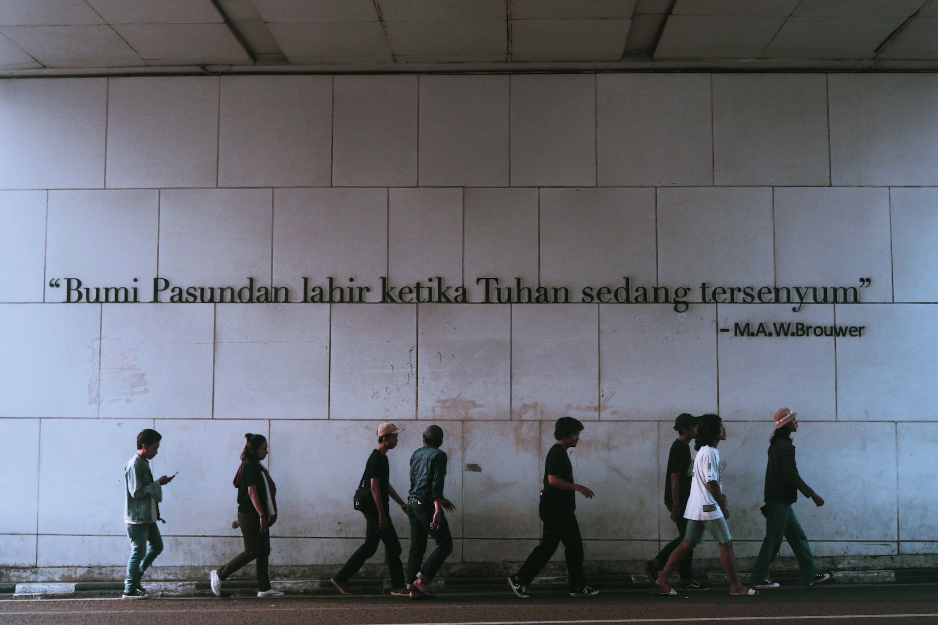 Salah satu keunikan Kota Bandung berupa spot foto dengan tulisan yang puitis.