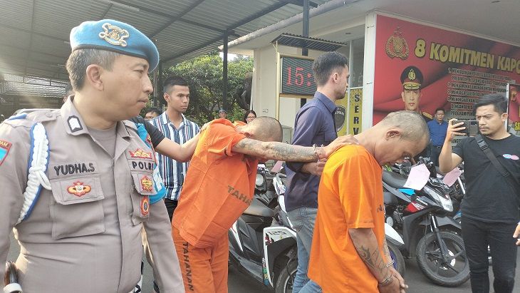 Polres Cimahi menangkap dua pelaku terduga penipuan dan penggelapan sepeda motor.