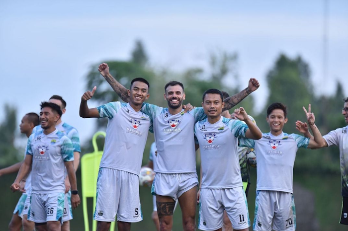 Tyronne del Pino dipulangkan Persib Bandung ke negara asalnya Spanyol untuk melakukan pemulihan cedera. Tyronne alami cedera Tendon Achilles pada bagian engkel kaki kanannya saat menghadapi Madura United dalam laga BRI Liga 1 2023/2024.