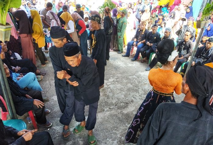 Sejumlah sesepuh menghayati ritual ibing buhun pada acara buku taun di Dusun Cisalak, Desa Sukamanah, Kecamatan Jatinunggal, Sumedang.